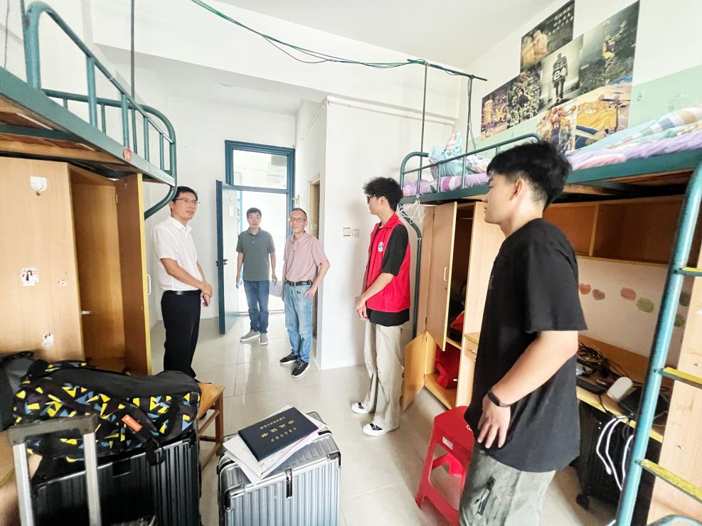 “宿”说关怀 “建”设新程    ——学院领导走访新生宿舍
